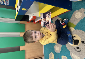 Chłopiec pokazuje zdjęcie