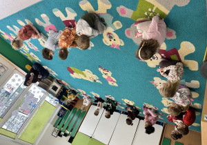 Dzieci siedzą w kole