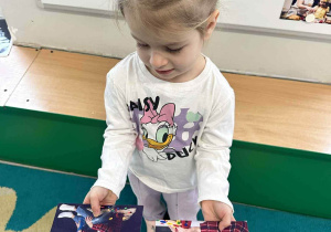 Dziewczynka ogląda zdjęcia