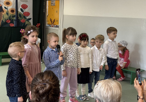 Chłopiec recytuje wiersz