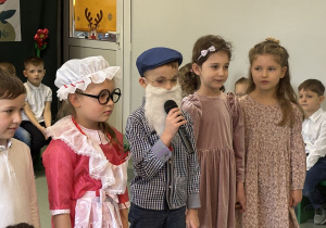 Dzieci recytują wiersz