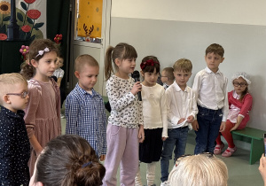 Dzieci recytują wiersze