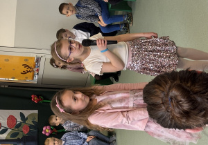 Dziewczynka recytuje wiersz