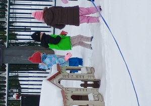 Dzieci bawią się na śniegu