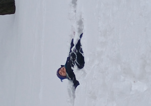 Dzieci bawią się na śniegu