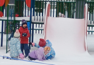 Dzieci bawią się na śniegu