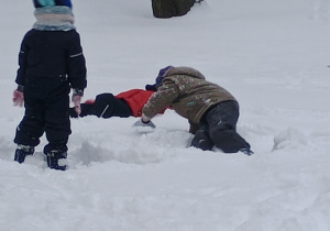 Dzieci bawią się na śniegu