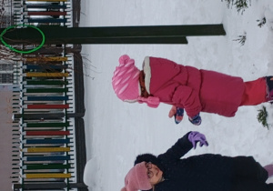 Dzieci bawią się na śniegu