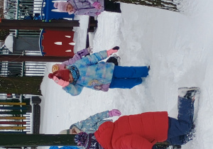 Dzieci bawią się na śniegu