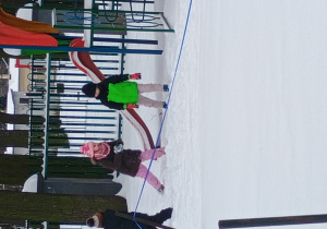 Dzieci bawią się na śniegu