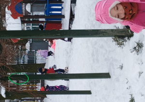 Dzieci bawią się na śniegu