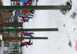 Dzieci bawią się na śniegu