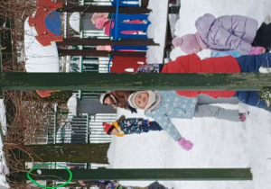 Dzieci bawią się na śniegu