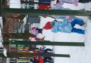 Dzieci bawią się na śniegu