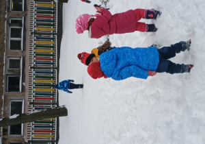 Dzieci bawią się na śniegu