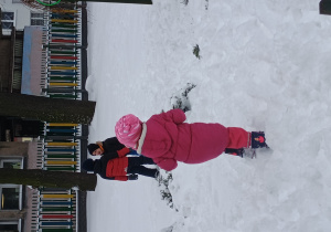 Dzieci bawią się na śniegu