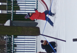 Dzieci bawią się na śniegu