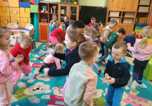 Dzieci naśladują bitwę na śnieżki