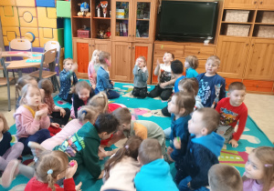 Dzieci naśladują lepienie śnieżynek