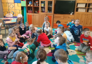 Dzieci naśladują lepienie śnieżynek