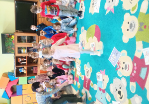 Dzieci naśladują przechodzenie po krach lodowych