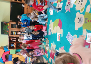 Dzieci naśladują przechodzenie po krach lodowych