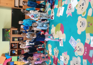 Dzieci naśladują przechodzenie po krach lodowych