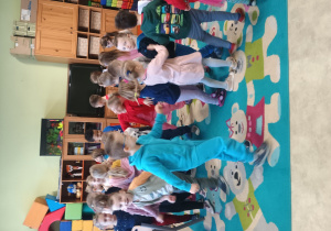 Dzieci naśladują zimowe zabawy na śniegu