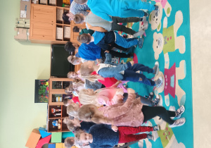 Dzieci naśladują zimowe zabawy na śniegu