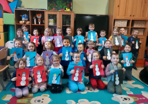 Dzieici prezentują prace plastyczne