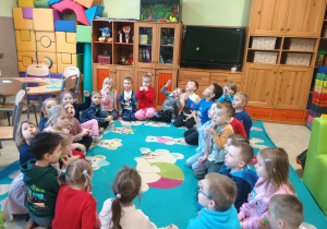 Dizeci rozmawiają na temat zabaw zimowych