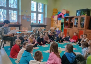 Dzieci słuchają zagadek o zimie