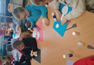 Dzieci wykonują prace plastyczne