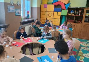 Dzieci wykonują prace plastyczne