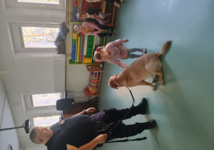 Dziewczynka głaszcze psa