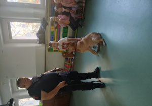 Chłopiec głaszcze psa