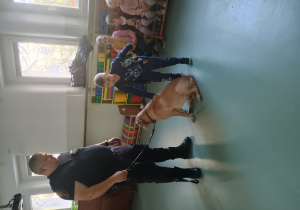 Chłopiec głaszcze psa