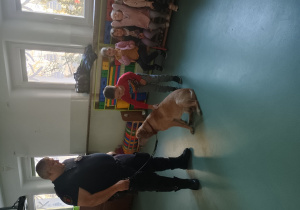 Chłopiec głaszcze psa