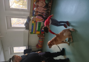 Chłopiec głaszcze psa