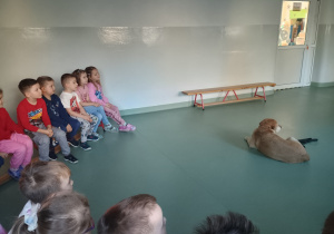 Dzieci poznają psa policyjnego