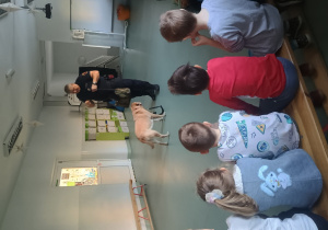 Dzieci poznają psa policyjnego