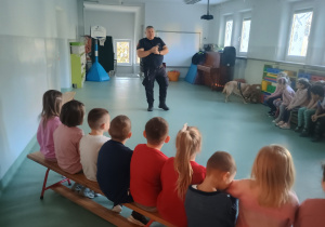 Dzieci słuchają informacji o bezpiecznych zachowaniach