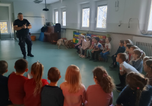 Dzieci słuchają informacji o bezpiecznych zachowaniach