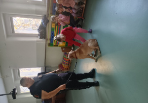 Dziewczynka głaszcze psa