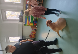 Dziewczynka głaszcze psa