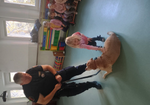 Dziewczynka głaszcze psa