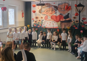 Dzieci śpiewają piosenkę