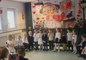 Dzieci śpiewają piosenkę