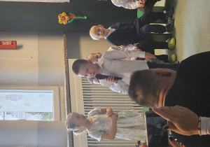 Chłopiec mówi wierszyk