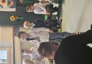 Chłopiec recytuje wiersz